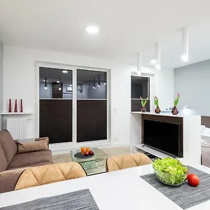 apartament-luxury-miedzyborska-8b.warsawhotelspoland.com/